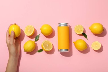 Taze limon dilimleri olan metal bir kutu.