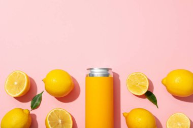 Taze limon dilimleri olan metal bir kutu.