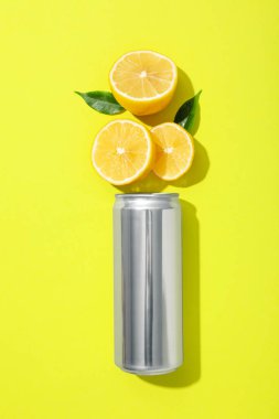 Taze limon dilimleri olan metal bir kutu.