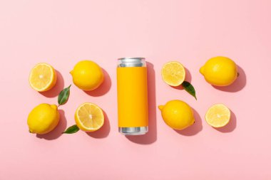 Taze limon dilimleri olan metal bir kutu.