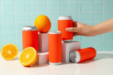 Taze kesilmiş sulu limonlu metal kutular.