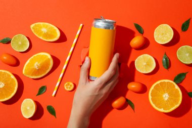 Taze limon dilimleri olan metal bir kutu.