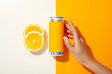 Taze limon dilimleri olan metal bir kutu.