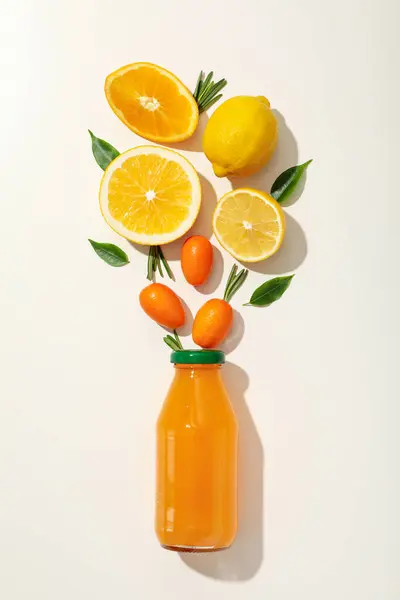 Sebuah Botol Kaca Dengan Irisan Hitam Lemon Stok Gambar