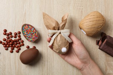 Tahta arka planda iplik yumağı olan çikolatalı yumurtalar.