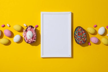 Beyaz boş bir tabakla çikolatalı yumurta.