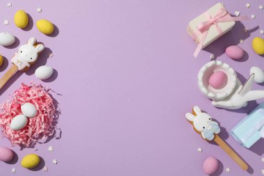 Süslü bir yuvada çikolatalı yumurtalar ve hediyeler.