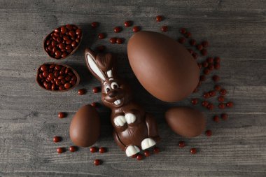 Koyu arkaplanda çikolatalı tavşan olan çikolatalı yumurtalar.