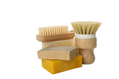 PNG, sabun ve fırçalar, beyaz arkaplanda izole edilmiş.