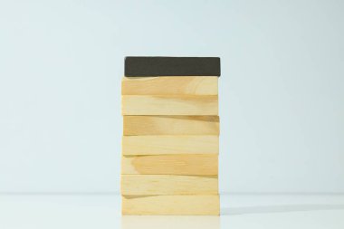 Çalışma-yaşam dengesi konsepti, görsel semboller, hafif arka plan.