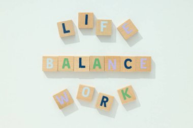 İş hayatı dengesi kavramı, renkli harfli kelimeler..