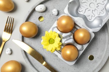 Çatal ve bıçaklı altın yumurtalar