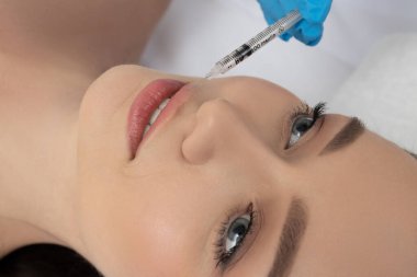 Doktor genç bir kıza boteks enjekte ediyor.