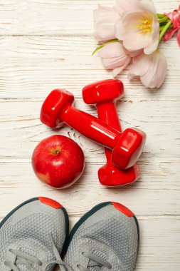 Spor kıyafetleri ve çiçekli dambıllar..