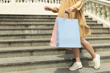 Alışveriş torbaları, sokakta, merdivenlerin arkasında..