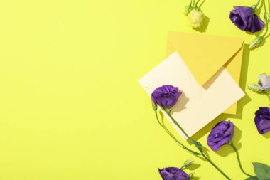 Açık yeşil arka planda taze çiçekli bir yaprak..