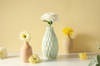 Hafif arkaplanda vazoda taze çiçekler..