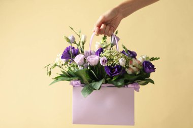 Güzel, taze çiçekler hediye paketinde..