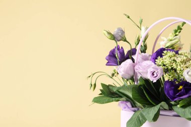 Güzel, taze çiçekler hediye paketinde..