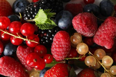 Masanın üzerinde olgun böğürtlenler, yakın plan..