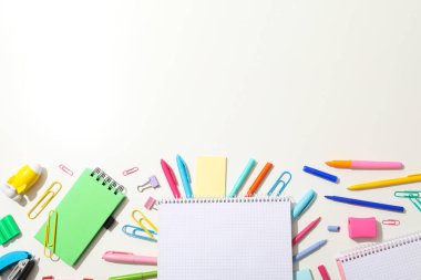 Masanın üzerinde defter ve kırtasiye malzemesi, üst görünüm.