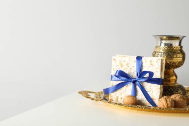 Matzo, fındık ve fincan hafif arka planda, metin için boşluk