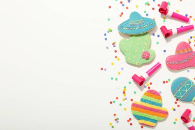 Cinco de Mayo kutlama konsepti, beyaz arka planda şenlik dekorasyonları