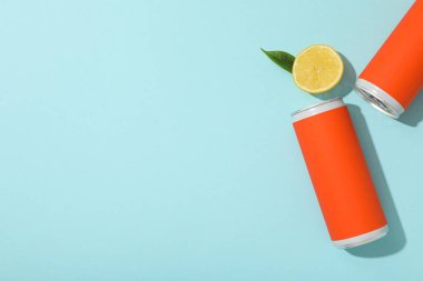 Mavi arkaplanda teneke kutu ve limon, metin için boşluk