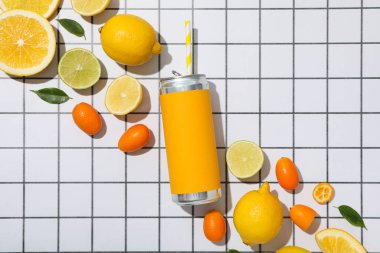 Teneke kutu ve narenciye arkaplanda, üst görünümde.