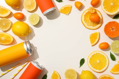 Beyaz arka planda teneke kutular ve turunçgil meyveleri, metin için boşluk