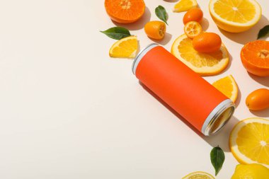 Beyaz arkaplanda teneke kutu ve turunçgil meyveleri, metin için boşluk