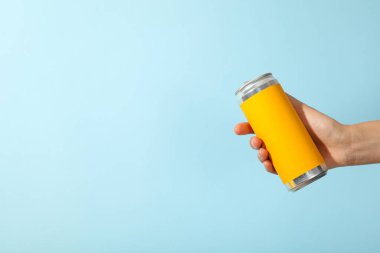 Mavi arkaplanda sarı etiketli teneke kutu, metin için boşluk