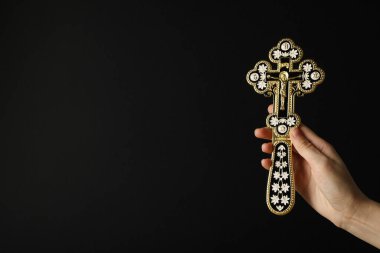 Siyah arkaplanda çapraz geçiş, metin için boşluk