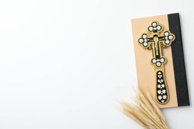 Kitap üzerinde çapraz ve beyaz arkaplan üzerinde çiviler, metin için boşluk