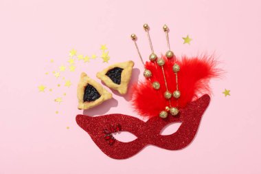 Purim Günü için geleneksel kurabiyeli bir maske..