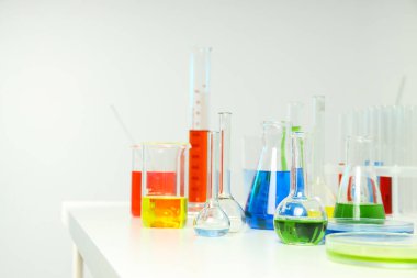 Farklı test tüpleriyle bilim kavramı