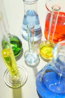 Laboratuvar aksesuarları kavramı, yakın plan ve seçici odaklanma