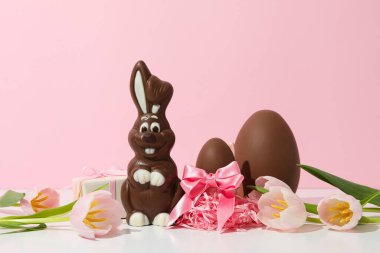 Taze çiçekli ve hediyeli çikolatalı tavşan.