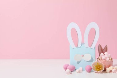 Tavşan kulaklı ve çikolatalı mavi hediye kutusu.