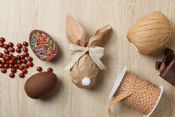 Шоколадні Яйця Шпагатом Ниток Дерев Яному Фоні — стокове фото