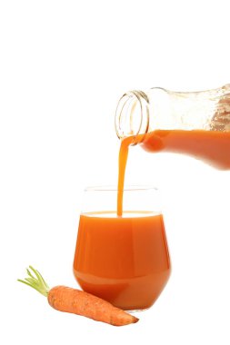 PNG, havuç suyu beyaz arka planda izole edilmiş bir bardağa dökülür..