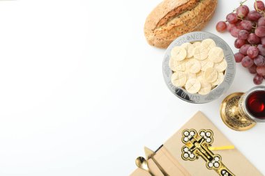 Ekmek, fincan, üzüm ve beyaz arkaplanda çapraz çizgi, metin için boşluk