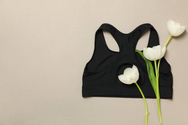 Hafif arka planda bahar çiçekli spor aksesuarları..