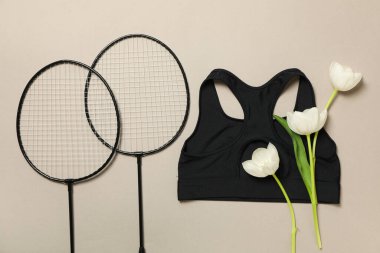 Hafif arka planda bahar çiçekli spor aksesuarları..