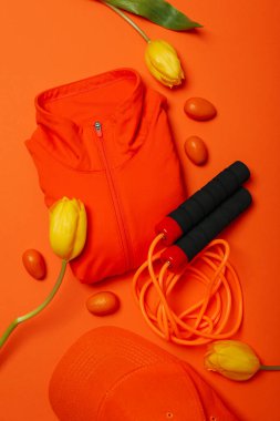 Hafif arka planda bahar çiçekli spor aksesuarları..