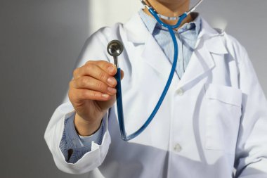 Bir doktorun elinde steteskop.