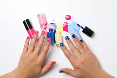 Beyaz arka planda çok renkli açık tırnak cilası