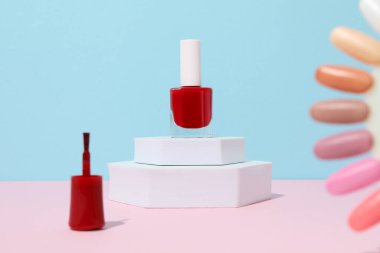 Beyaz bir podyumda kırmızı oje.