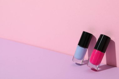 Pembe arka planda çok renkli tırnak cilası.
