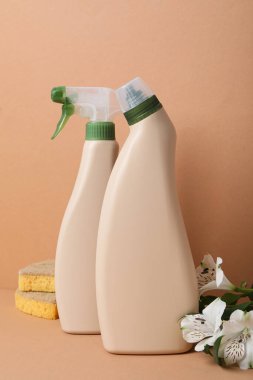 Güzel bir arka planda fırçalı ve çiçekli Deterjanlar